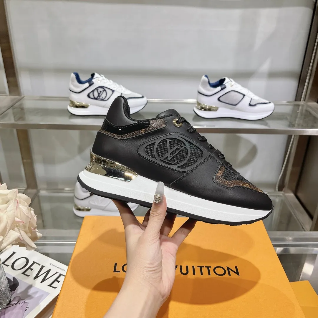 [L Family] P: 760💰Size 35-42 for women, 39-46 for men, (41.42 for women, 45.46 for men, customized) .LV Donkey Brand 🔥🔥LOUIS VUITTON Louis Vuitton's official website synchronizes the 2025 autumn and winter couple's models, which are now on the market, this Neo Run Away sneakers are inspired by running shoes, integrating LV's iconic must-have shoes into the trend. This version is a 1:1 replica of the original version. It is made of two-tone calfskin to highlight its simple lines and unique wedge outsole. Key details include the LV initials on the side and an engraved gold heel stabilizer on the back plus a 2cm hidden insole.